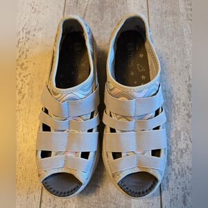 BZEES FRILL GRAY MULTICOLOR ELASTIC SLIP ON COMFORT SANDALS. SIZE 8.